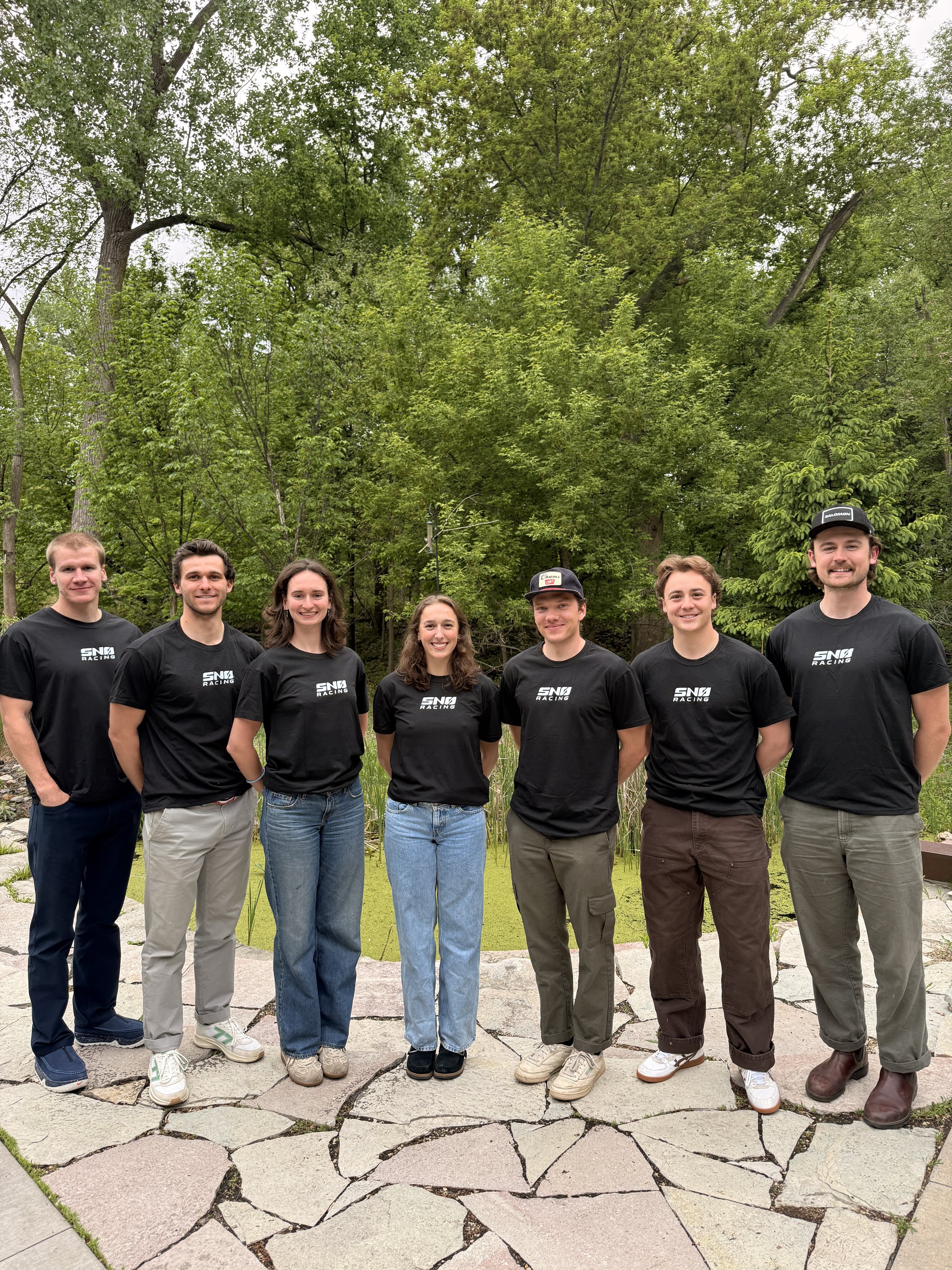 Snø Racing athletes together in their team shirts